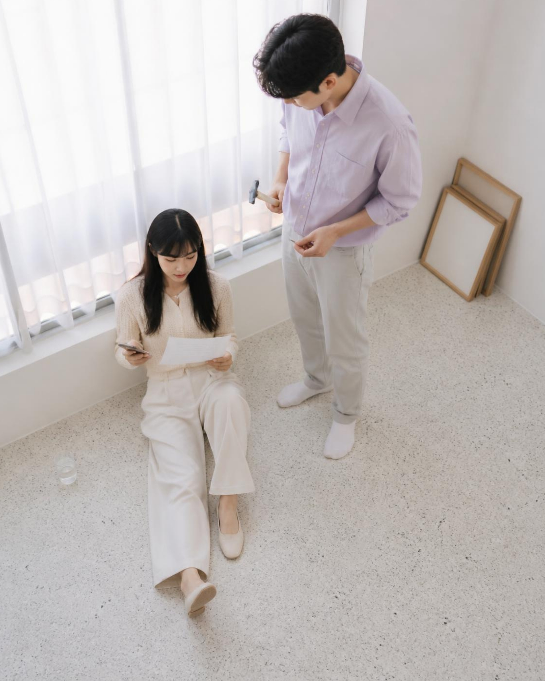 못을 꺼내기 전, 창가 바닥.