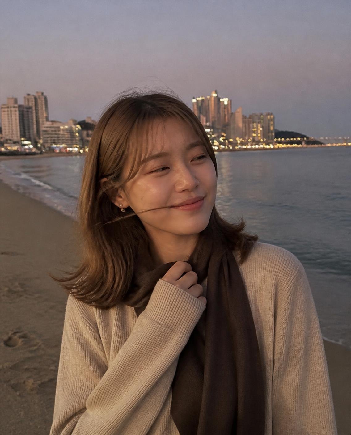 일요일 해 질 녘, 바닷가 산책로.